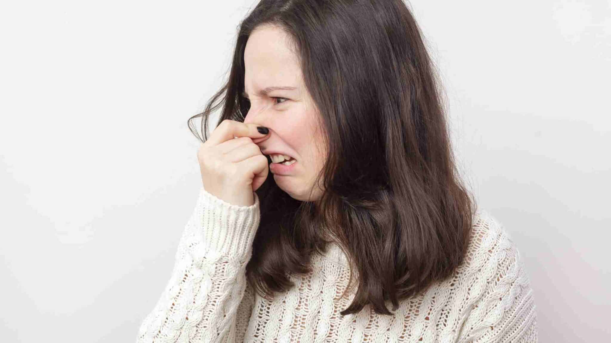 Smell out. Девушка затыкает нос. Девочки пробуют. Вонь. Боязнь громких звуков картинки.