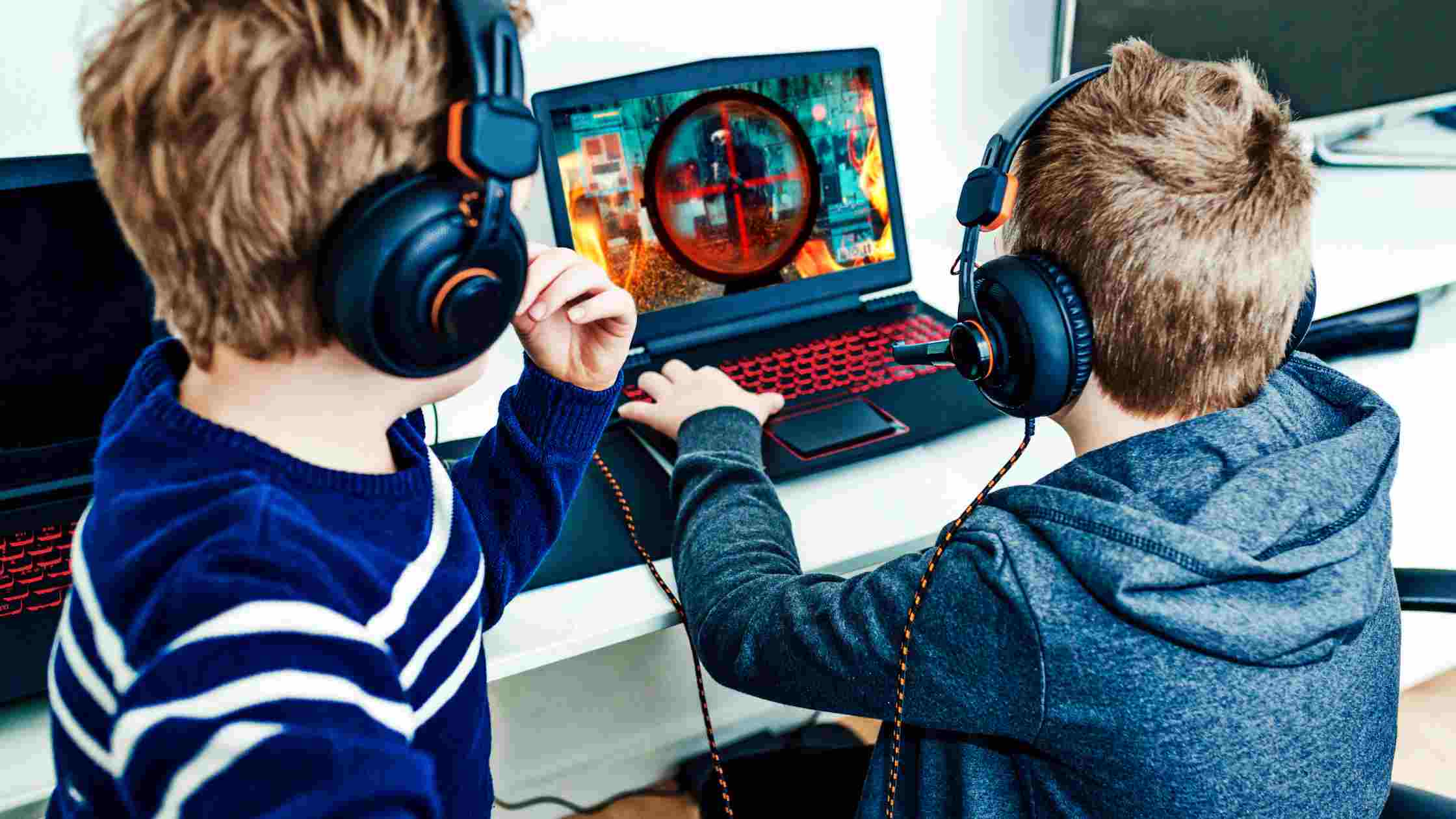 Gamer struggles gameplay. Компьютерные игры для детей. Дети играющие в компьютерные игры. Ребенок геймер. Дети за компьютерными играми.